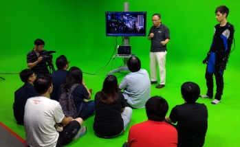 圖為TVB攝影小組，實地採訪動態擷取與虛擬視訊整合實驗室教學情形。