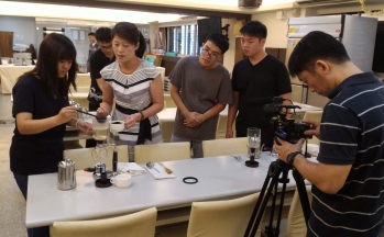 圖為TVB攝影小組，拍攝觀光休閒系飲料調製課程。