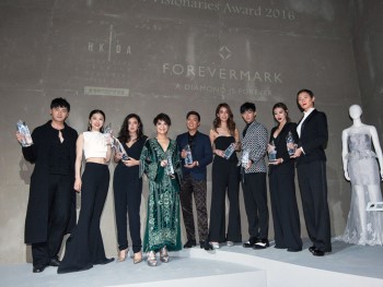圖為龍華科大文創系孫怡老師(右一)，出席2016「十大傑出時裝．視野大獎」開幕並與得獎者合影。