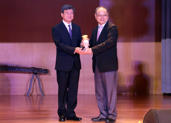 圖為越南孫德勝大學校長Dr. Danh致贈龍華科大校慶紀念禮品。