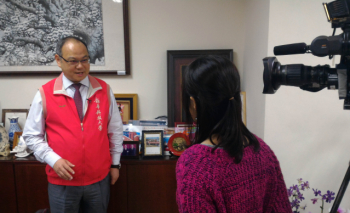圖為台北市長柯文哲，圖為龍華科大葛自祥校長，接受TVBS電視台專訪，暢談學校務實致用的辦學理念，以及「訂單式就業學程」特色。