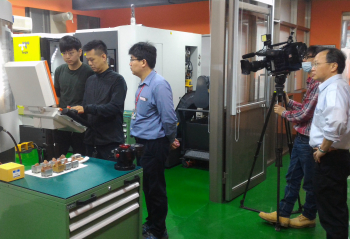 圖為龍華科大機工系學圖為TVBS攝影小組，實地拍攝機械系學生在三軸及五軸加工機的機台操作與業師授課情形。