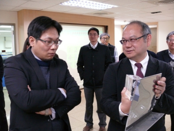圖為桃園市勞動局長王安邦(左)，九日率團蒞龍華科大參訪，葛自祥校長向其解說該校研發成果。