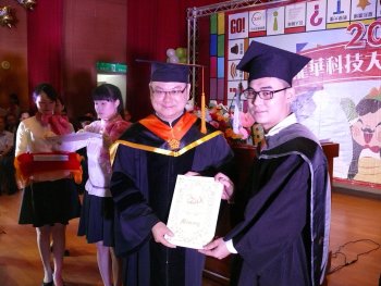 圖為龍華科大106級畢業典禮，葛自祥校長頒發畢業生學位證書。