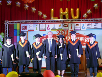圖為龍華科大106級畢業典禮，教育部常次林騰蛟(中)應邀頒獎並與畢業同學合影。