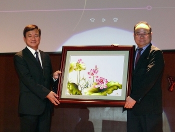 圖為圖為越南孫德勝大學校長Dr. Le Vinh Danh(左)，致贈龍華科大校慶紀念禮品。