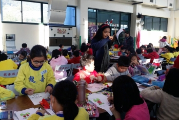 圖為龍華應外系師生赴龍壽國小英語情境教學，並教小朋友圖片著色繪畫，感受濃濃耶誕佳節氣氛。
