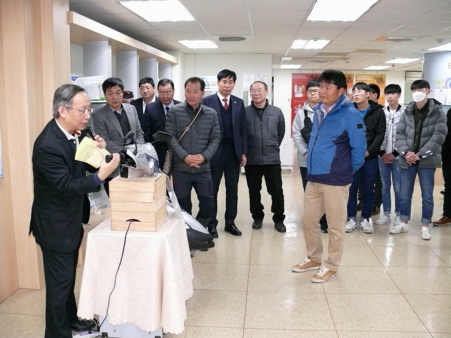 圖為韓國電氣工事協會一行，參觀三創中心，瞭解龍華師生致力創新研發的成果。