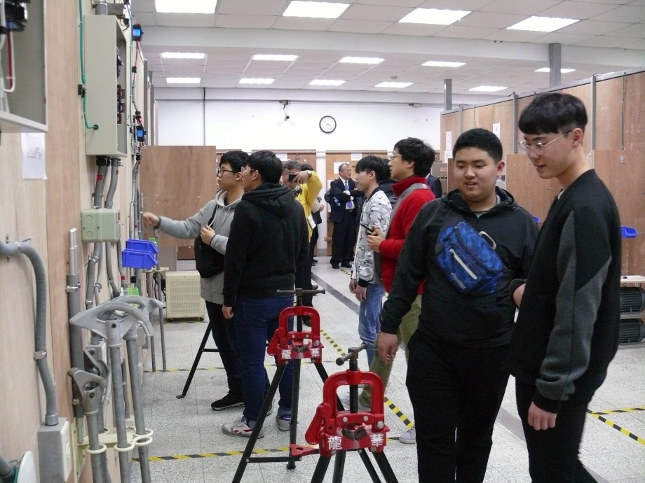 圖為參訪的韓國高中學子，參觀龍華科大室內配線考場。