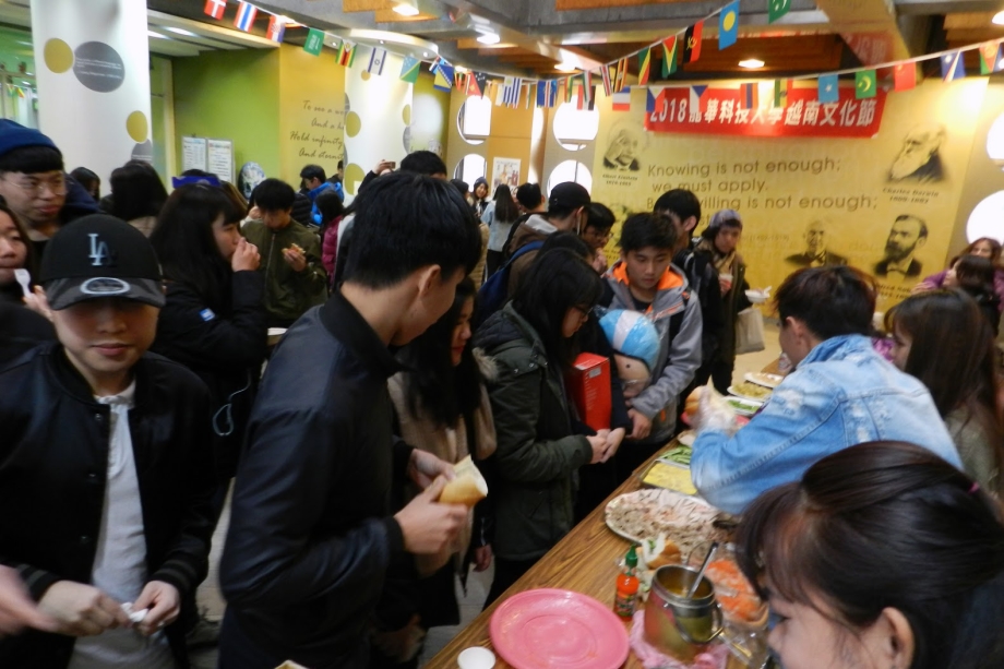 圖為越南文化節活動的高潮就是越南道地美食品嘗，吸引眾多龍華師生熱情參與，大飽口福。