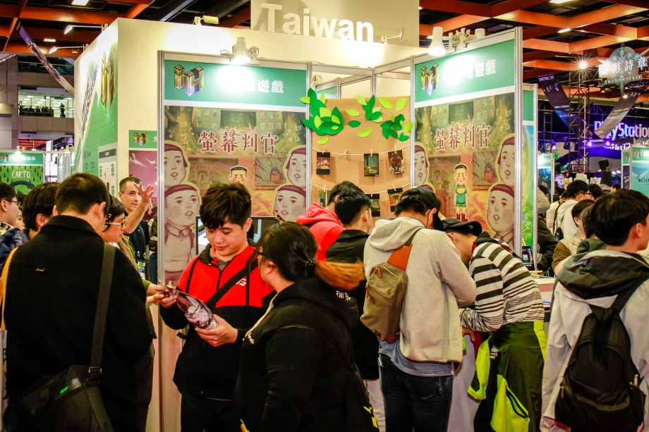 龍華科大新創團隊「18Light光穹遊戲」，新作《螢幕判官》在台北電玩展獲高人氣，聚集眾多遊戲玩家試玩。