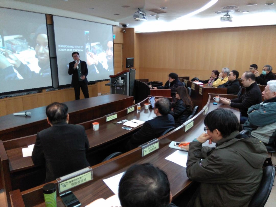 龍華科大邀請台灣微軟公共業務事業群副總經理彭樹裕演講，期能提升教師運用AI科技在教學實務。