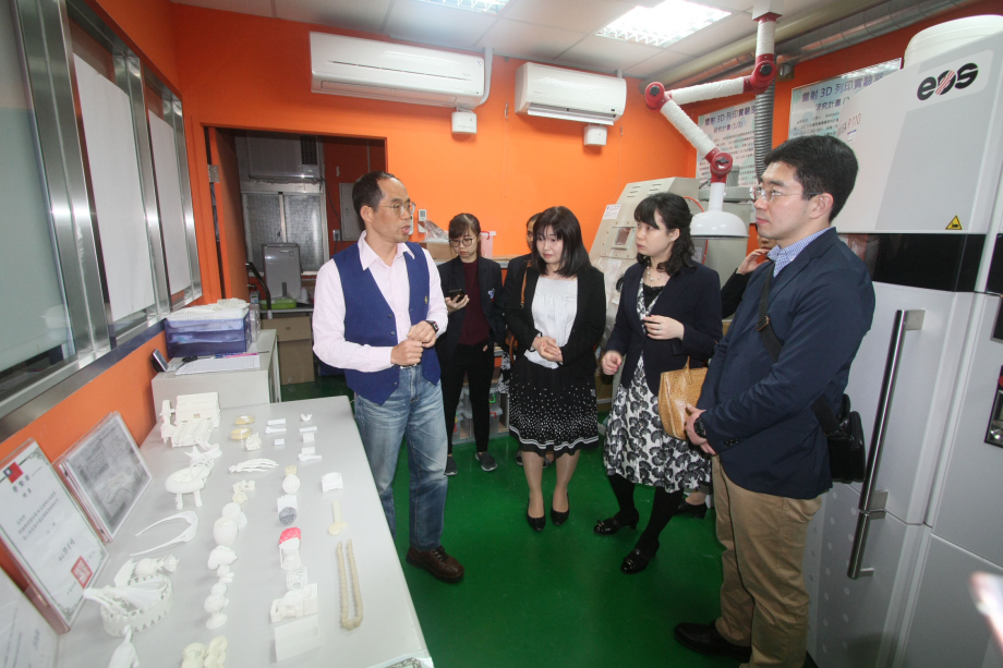 日、泰國際評鑑機構參訪龍華科大3D列印實驗室，對學校優質的辦學特色，留下深刻印象。
