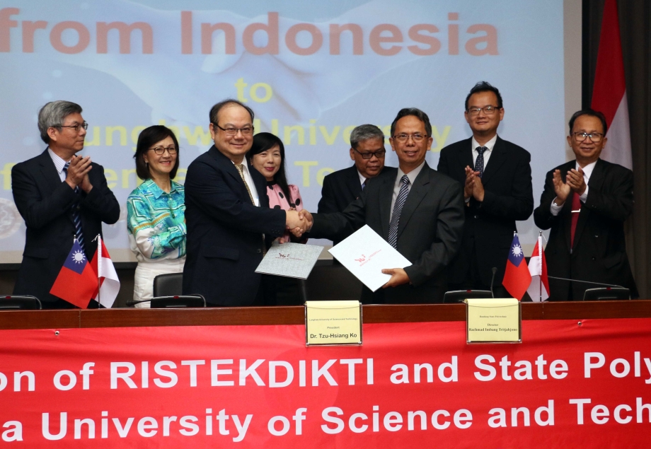 龍華科大葛自祥校長(左三)代表私立科大校院協進會，與印尼國立技職院校協會簽訂合作協議。