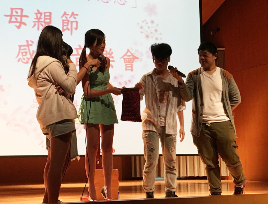 大陸專班住宿生魏小林，上台與魔術社表演社團互動。