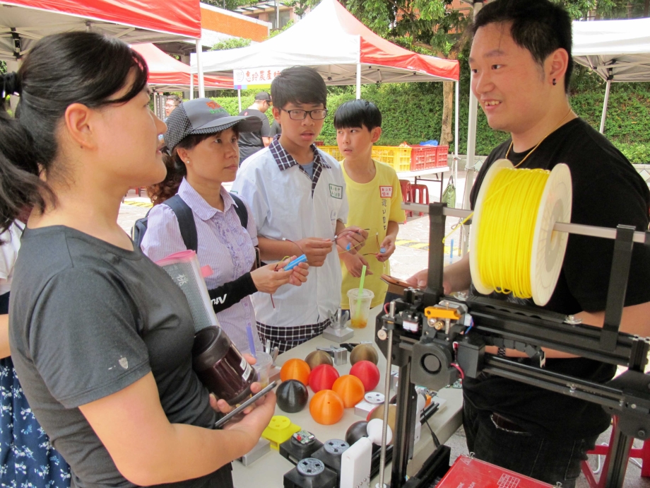 龍華科大「自造者嘉年華」活動，龜山國中輔導主任曾美娟(左二)帶領學生體驗手作3D列印DIY音箱。