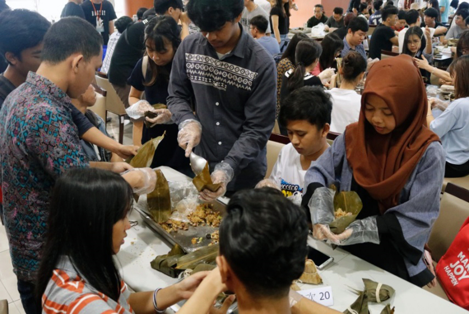 龍華科大新南向產學專班印尼學生，體驗包素粽的樂趣。