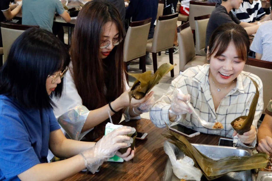 上海二工大交流生湯馨宜、龍晨晨、張茜妤同學覺得包粽體驗新鮮有趣。