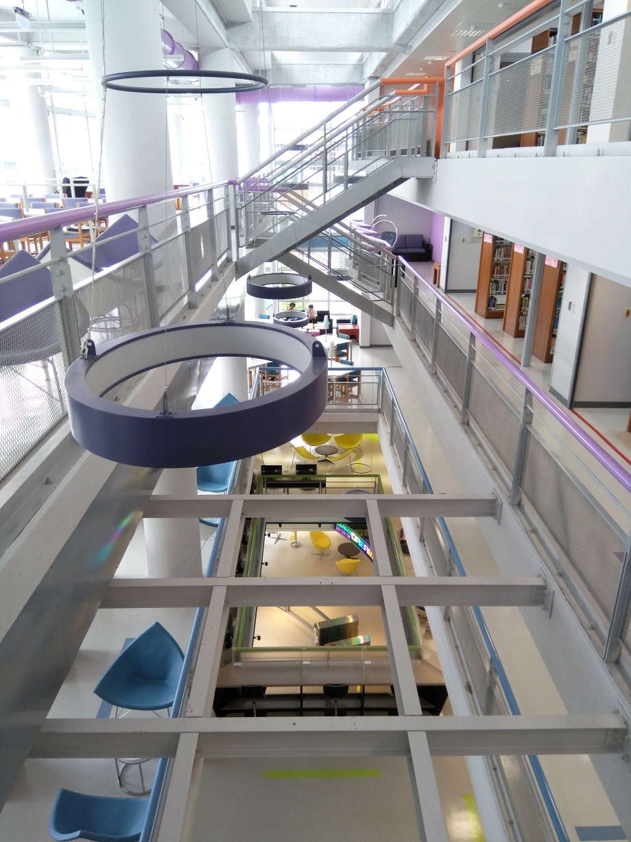 龍華科大圖書館空間寬敞明亮，功能多元，以嶄新面貌服務師生。