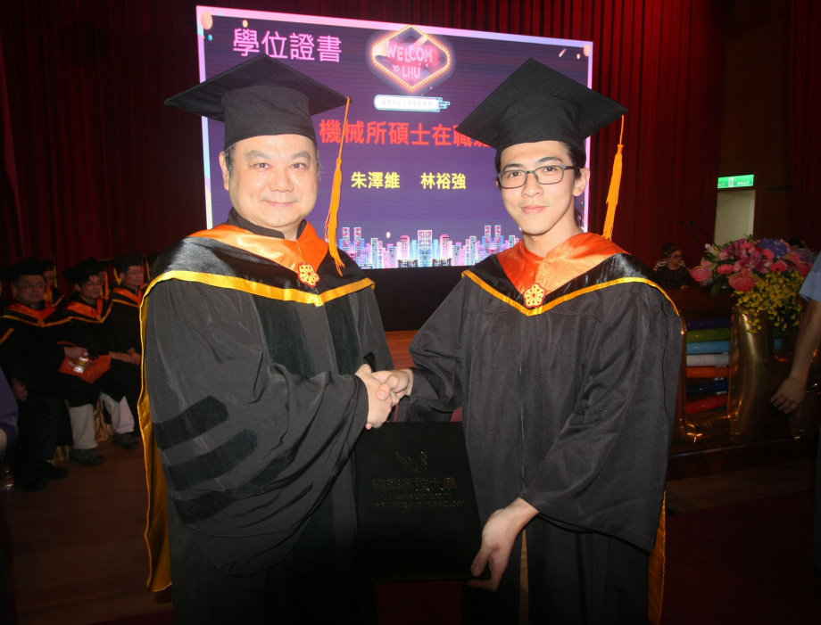 龍華科大107級畢業典禮，葛自祥校長頒發畢業生學位證書。