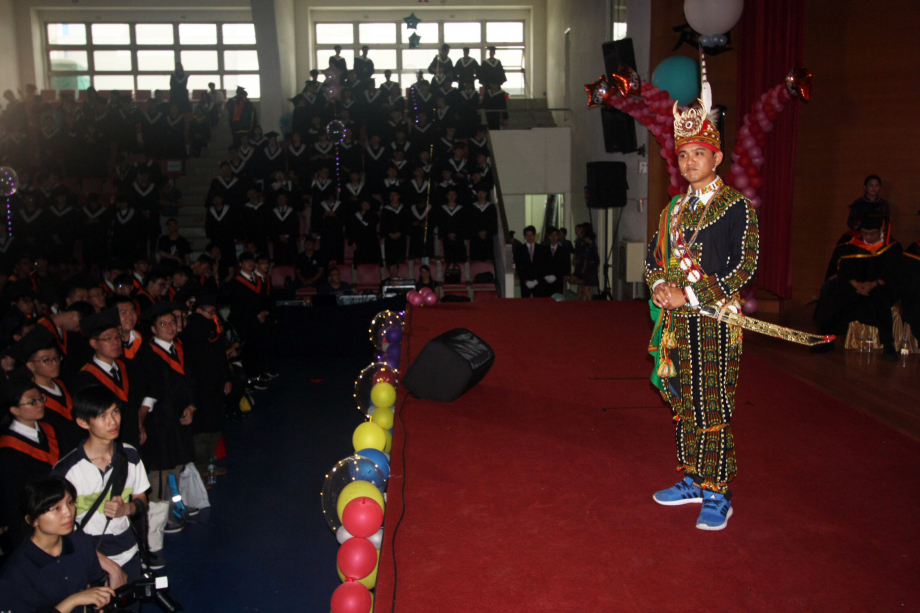 龍華科大107級畢業典禮，畢業生代表李博玄身著排灣族傳統服飾，致詞感謝學校栽培。