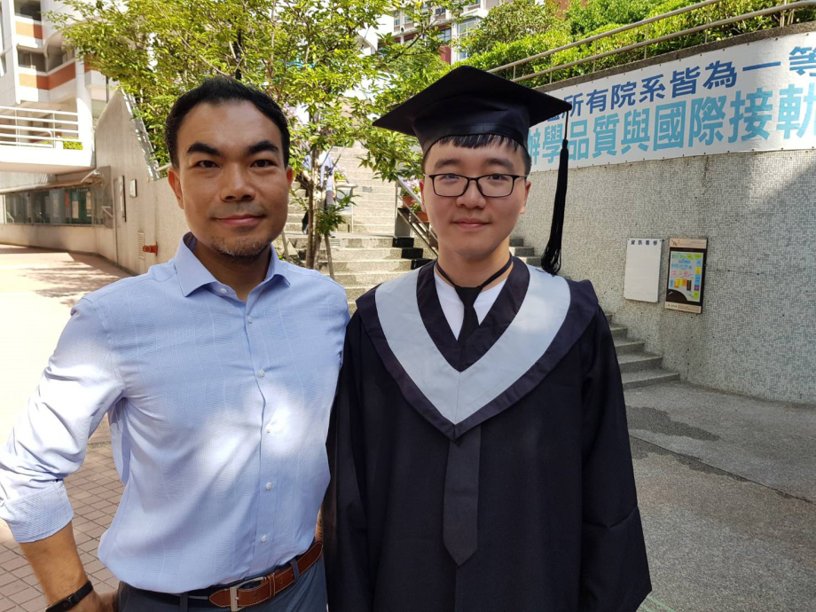 財金系吉天一，是龍華科大首位獲雙學位證書的大陸學位生，國際長連維志特別恭喜他。