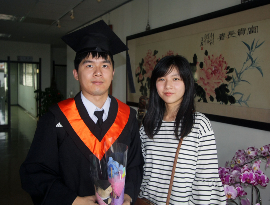 龍華科大化材系畢業生楊宇斌，求學路上備嘗艱辛，姊姊特別來參加他的畢業典禮。
