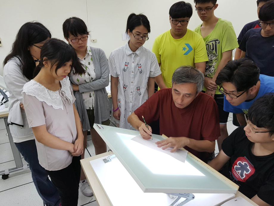 龍華學子在采億動畫業師指導下，學習2D動畫繪製技術。