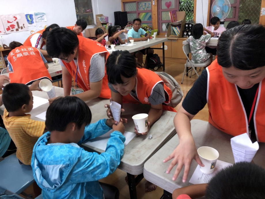 龍華科大原民學生志工團，前往屏東牡丹鄉東源村返鄉服務，與部落孩童們一同製作鹽瓶彩繪，孩童們開心不已。