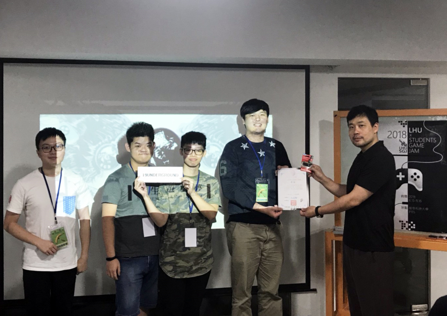 龍華科大遊戲系主任盧大為(右1)，頒發最佳挑戰獎給「19UNDERGROUND」團隊。