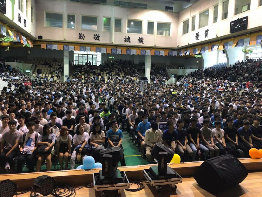 龍華科大舉行107學年新生定向輔導始業式，近2千名學生台下聆聽師長期許。