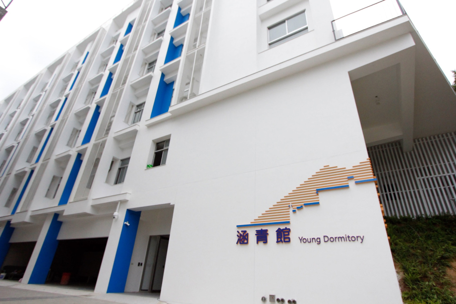 龍華科大新建五星級學生宿舍「涵青館」落成啟用。 