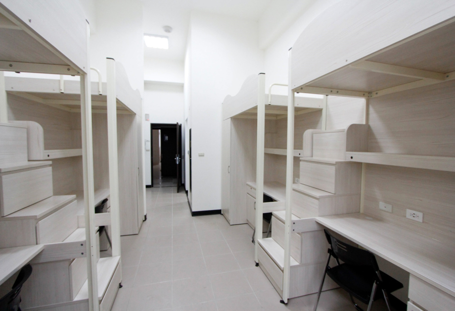 龍華科大「涵青館」學生宿舍設施完善，共規劃144間4人套房、576個床位。 