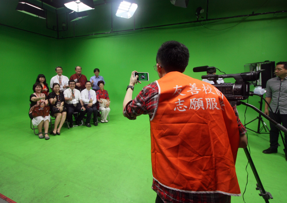 參訪團參觀數位內容多媒體技術研發中心。