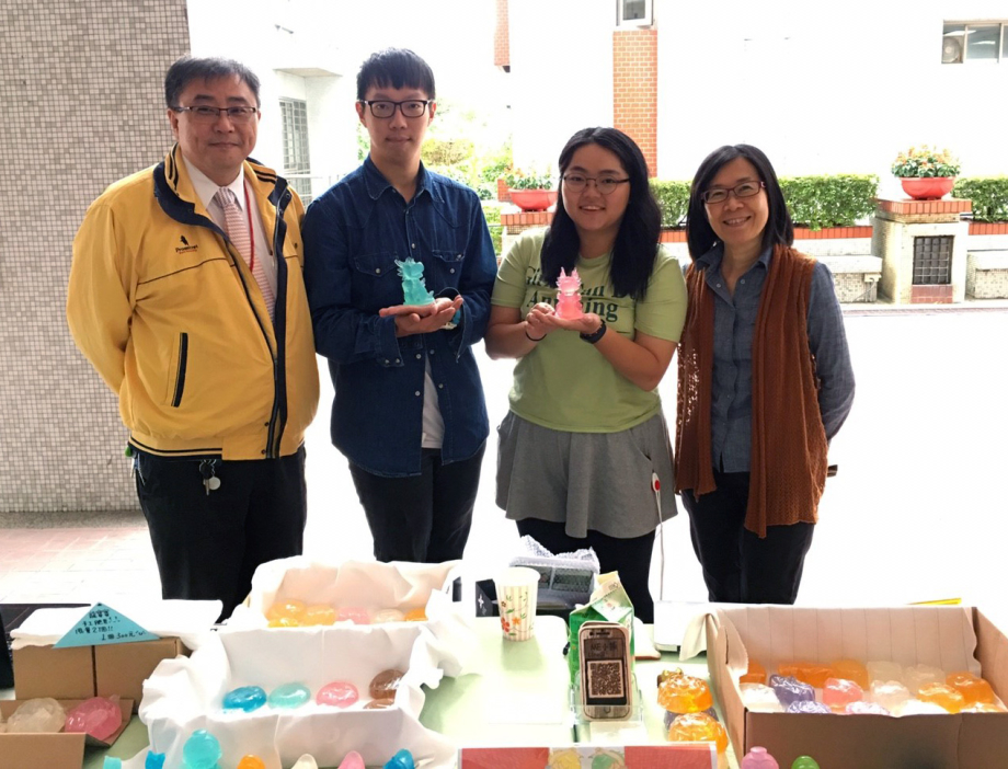 龍華科大學生創作限量「龍寶寶肥皂」作品，特殊透光折射美感，散發出天然精油的淡淡香氣，獲得師生喜愛。