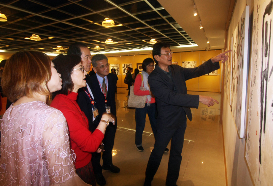 龍華科大藝文中心「書•心畫」柯志正書法陶瓷個展，柯志正說明創作歷程。