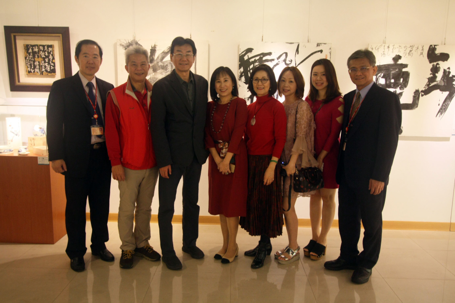龍華科大林如貞副校長，邀請藝術家柯志正及藝文同好在創作前合影。