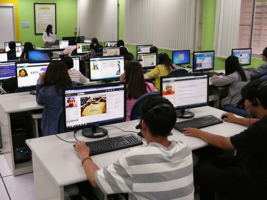 龍華科大與線上網路教學業者合作，開設線上英語教學課程，成效良好。