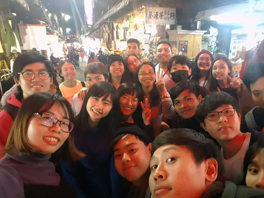 研習同學參觀夜市，體驗台灣小吃文化。