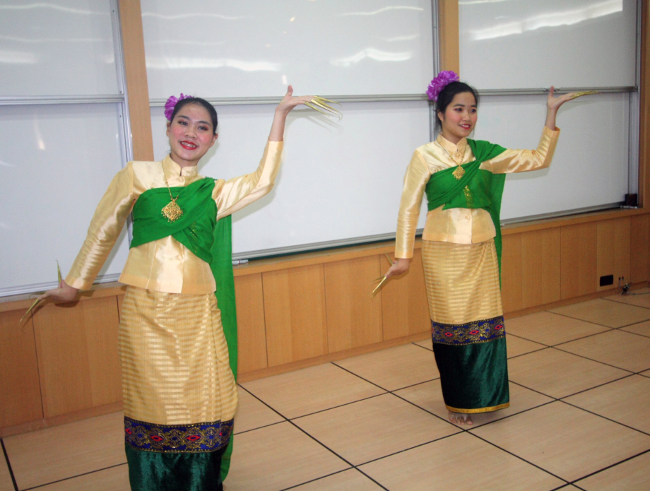 新南向假日學校開幕式，參加研習泰生表演傳統舞蹈，舞姿優雅儀態大方。