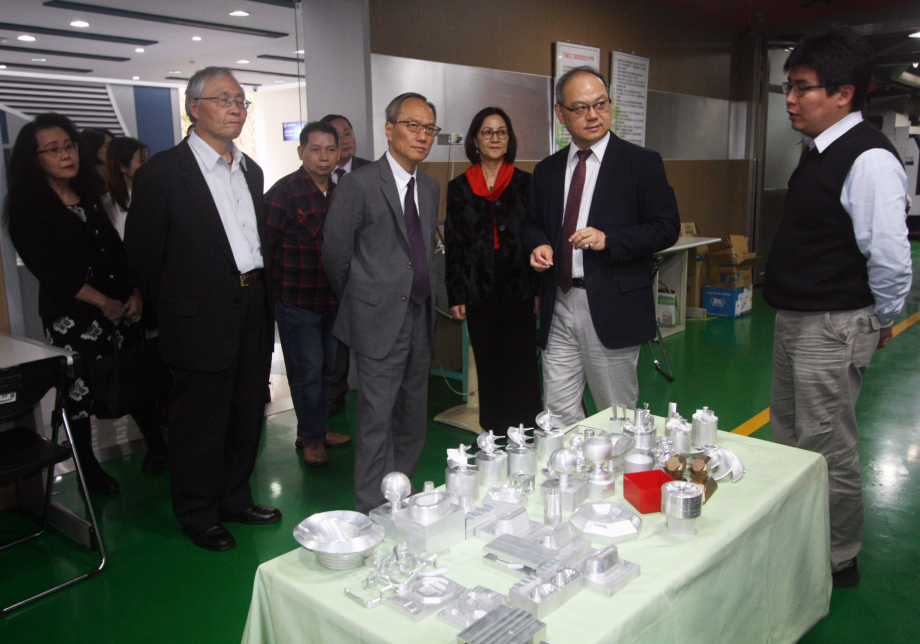 僑委會官員參觀龍華科大五軸加工實驗室，見證豐沛的產學研發能量。