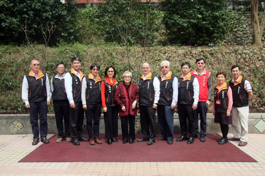 龍華科大創辦人孫陳淑娟女士(左6)帶領校內主管植樹，為50週年校慶正式揭開序幕。