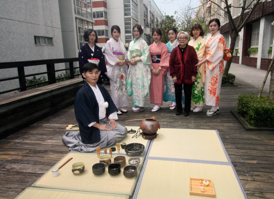 龍華科大和服研究社同學，在櫻花樹下擺設茶席，並與創辦人孫陳淑娟女士合影。
