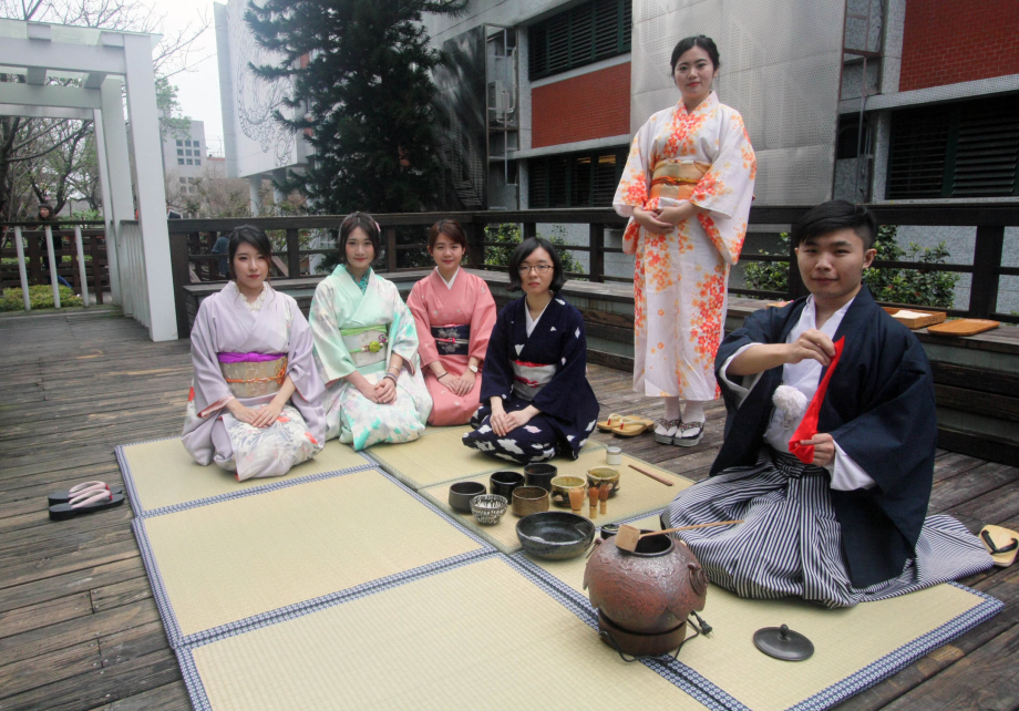 龍華科大和服研究社同學，展現日本傳統茶道藝術。