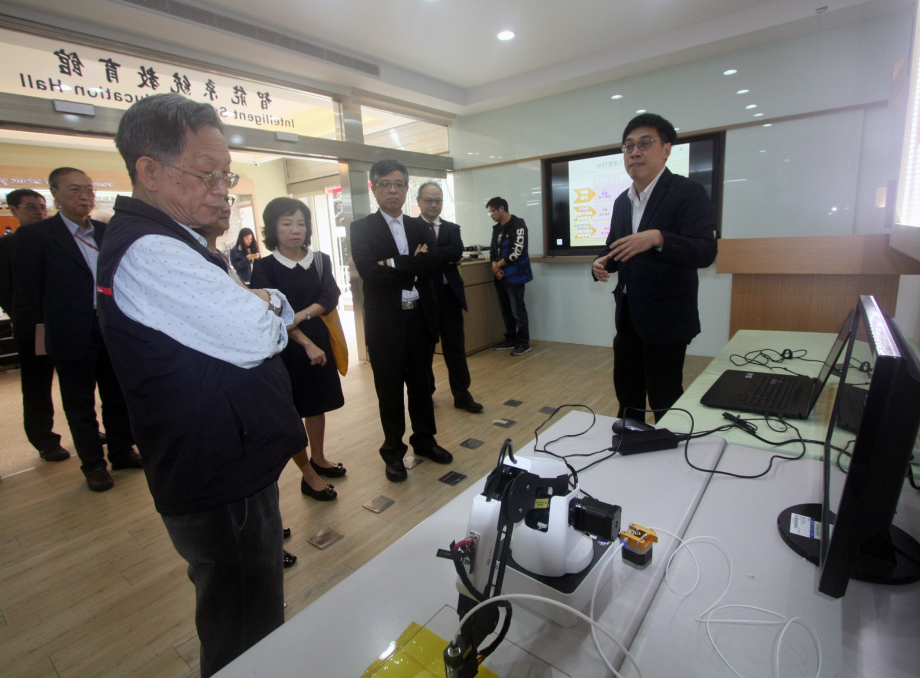 劉孟奇次長參觀智能系統教育館3D列印設備。