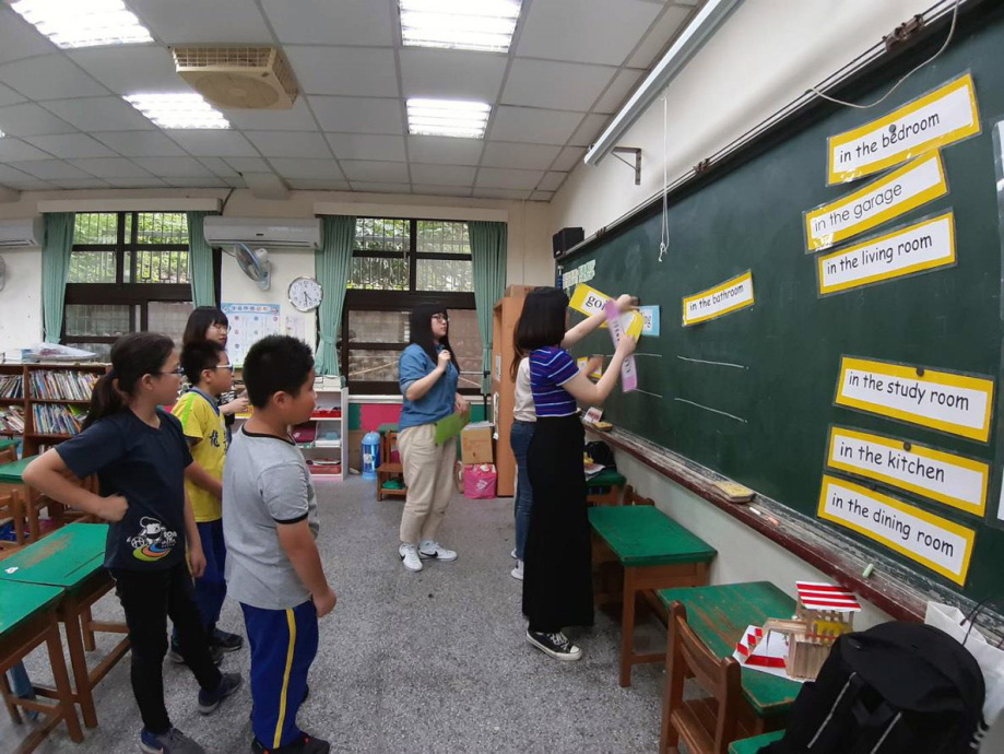 龍華應外系師生赴龍壽國小實施英語情境教學，提升偏鄉學童英語學習力。