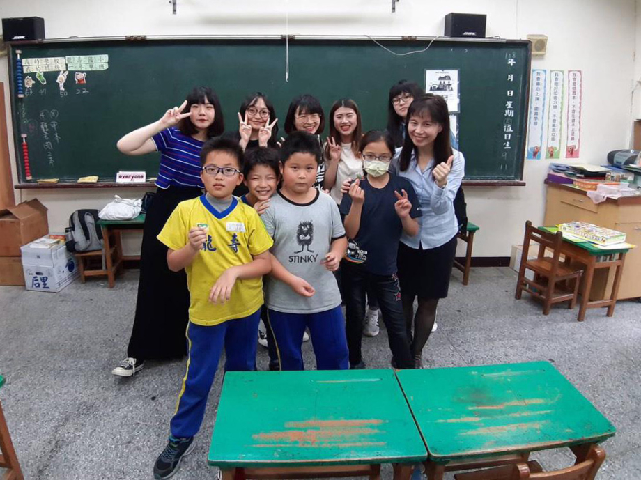 龍華科大應外系許祖嘉老師(前排右1)設計情境式美語教學，龍壽國小學童收穫豐碩。