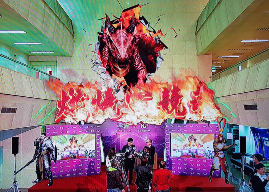 現場直播屏幕，由2名鎧甲武士及噴火巨龍的虛擬角色躍身舞台，「燃燒電競魂」震撼登場。 
