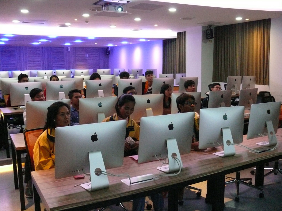 龍華科大斥資千萬打造Mac多媒體實驗室，是少數擁有教授iOS遊戲程式設計開發能力技職院校。