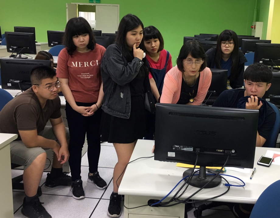 應外系教師黃淑宜(右3)教導學子如何運用Trados及memoQ，完成本地化翻譯專案。
